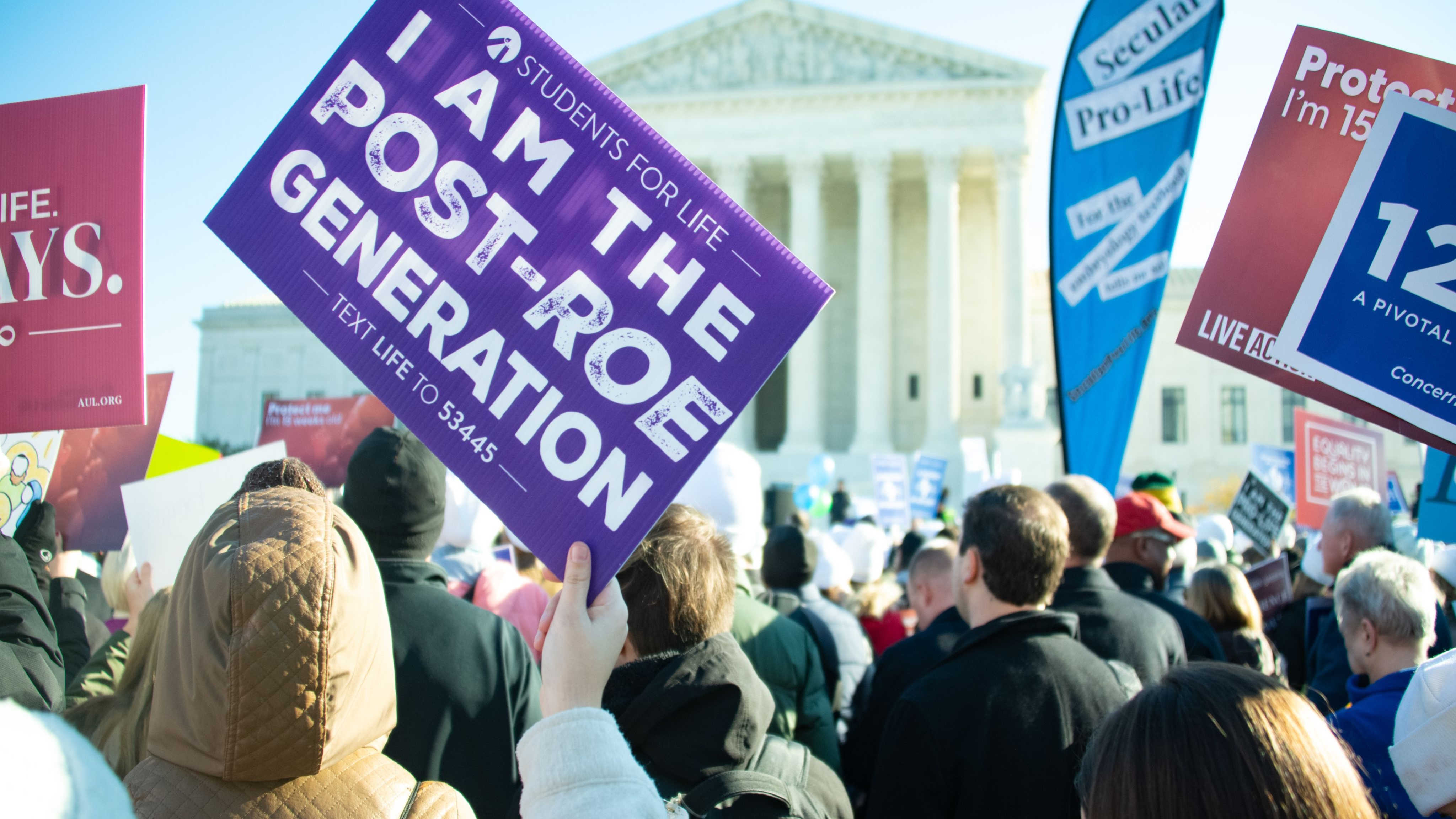 SCOTUS Overturns Roe v. Wade: Implications for Employers - Featured Image